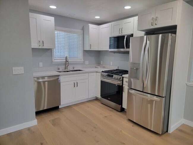 Building Photo - 3 bedroom in Oakland CA 94606
