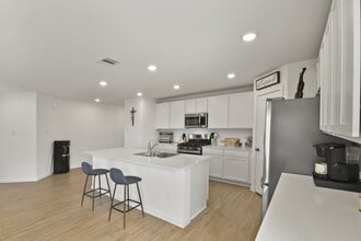 Building Photo - 9931 Cliffside Rdg