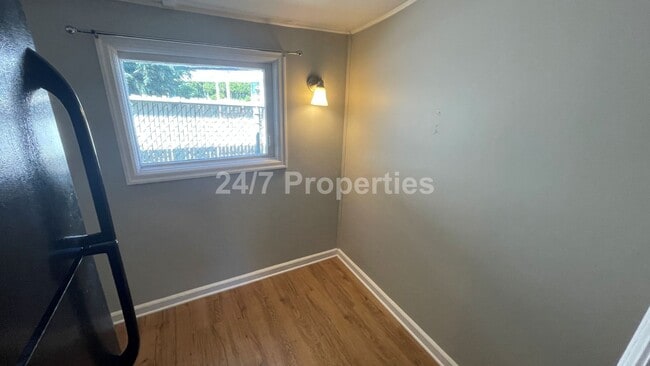 Building Photo - Cozy 1 BD | 1 BA House w/ Front & Back Yar...