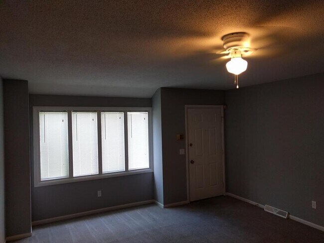 Foto del edificio - 635 Continental Blvd