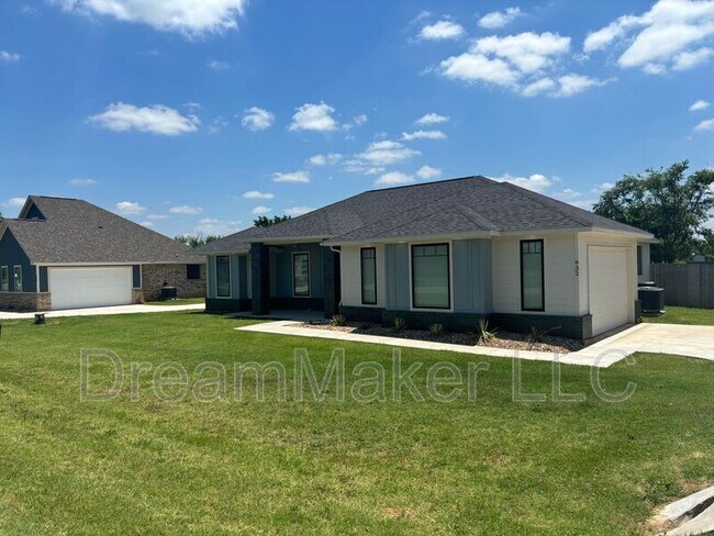 Building Photo - 932 Flowers Dr