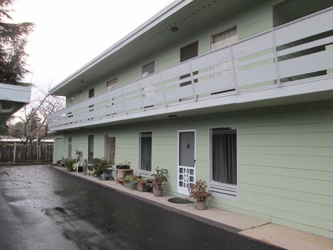 Building Photo - 303 Farmers Ln