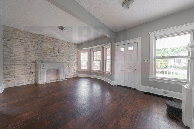 Building Photo - Charming 4-Bedroom Home on Quiet Street - ...