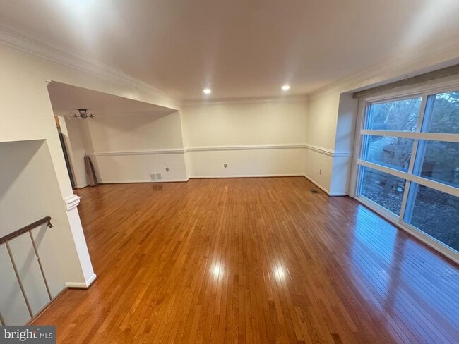 Building Photo - 9250 Three Oaks Dr