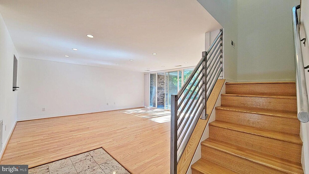 1651B S Hayes St, Arlington, VA 22202 Townhome Rentals in Arlington