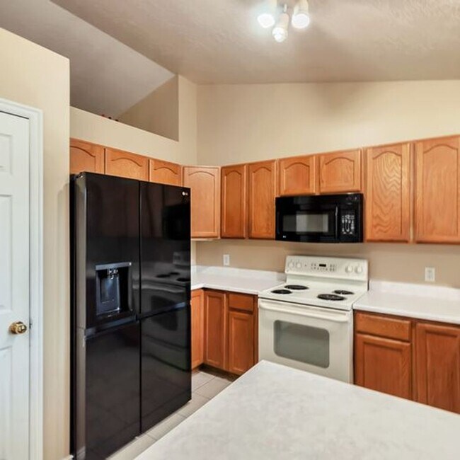 Foto del edificio - Awesome 4 Bedroom Pet Friendly Home w 2 car attached garage