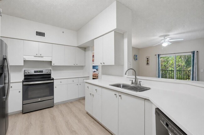 Building Photo - 350 Crestwood Cir