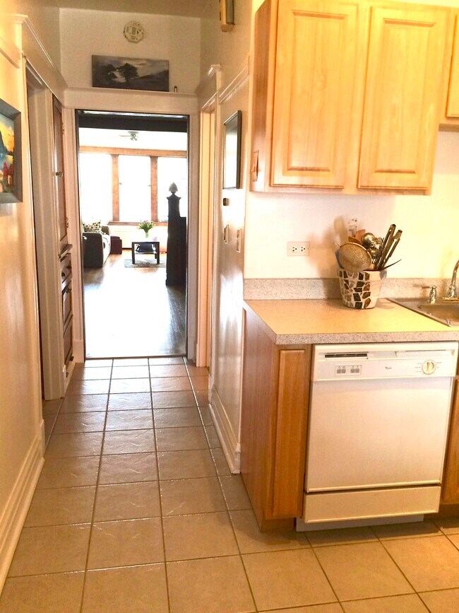 Kitchen looking to Living room ( south) - 2602 W Winona St