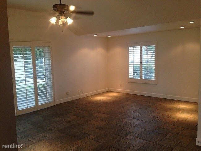 Building Photo - 2 br, 2 bath Condo - 4953 Paradise Plaza