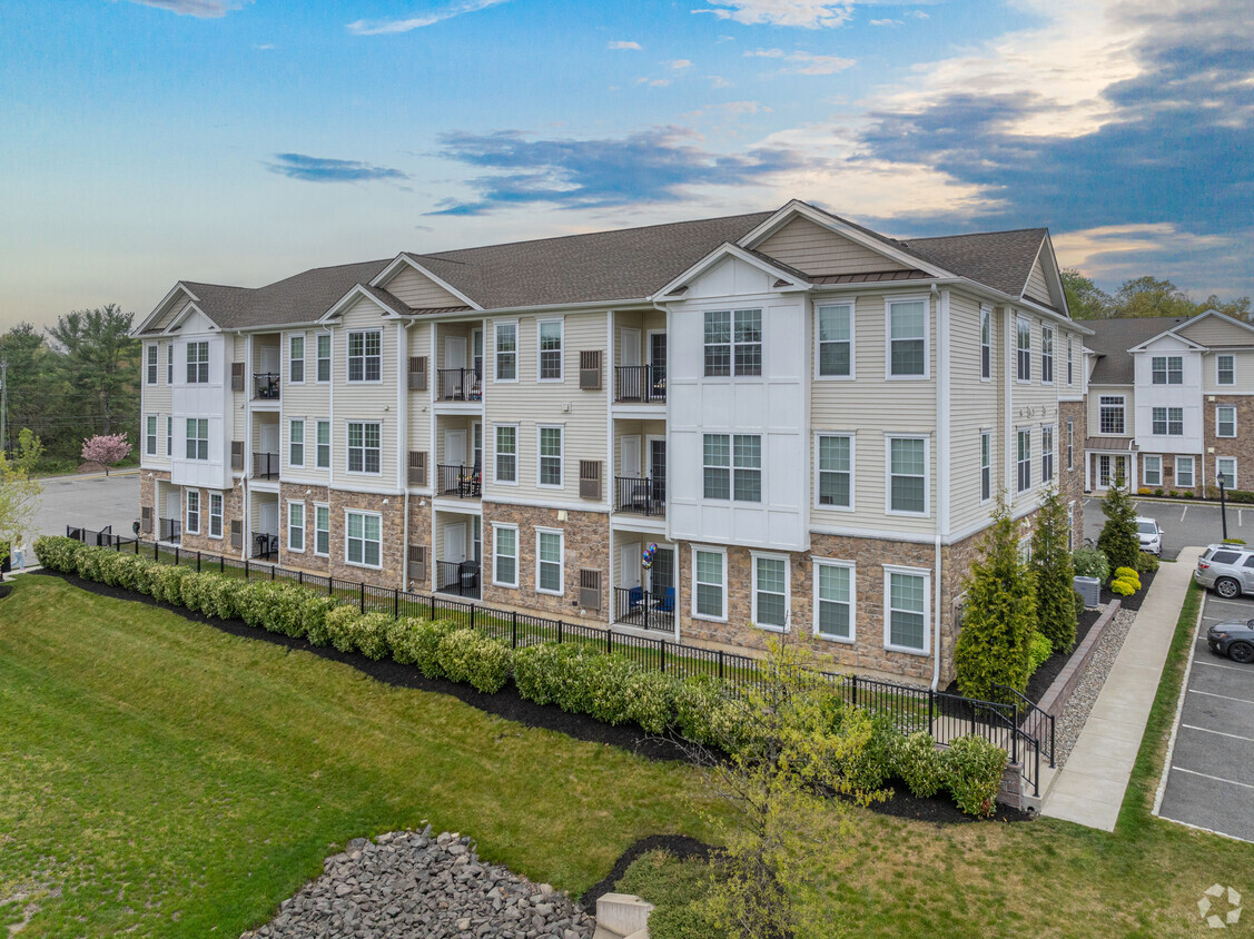 Foto principal - The Reserve at Franklin Lakes-Mews Collection