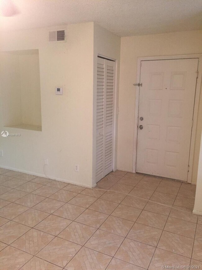 Building Photo - 9999 Summerbreeze Dr