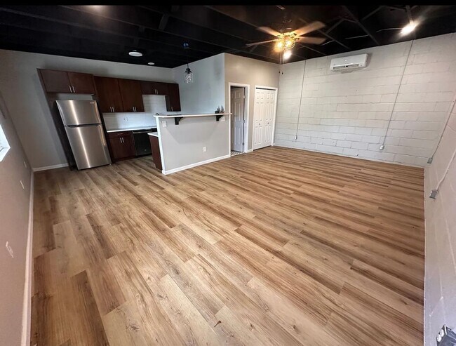 Foto del edificio - 3223 E Douglas Ave