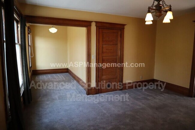 Building Photo - 557 S 400 E