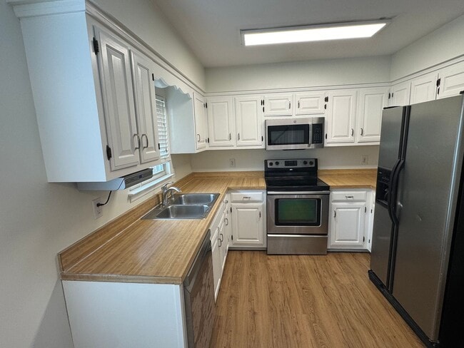 Building Photo - 834 Brentwood Pointe