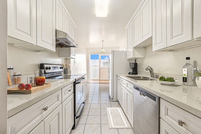 Building Photo - 2137 Otis Dr