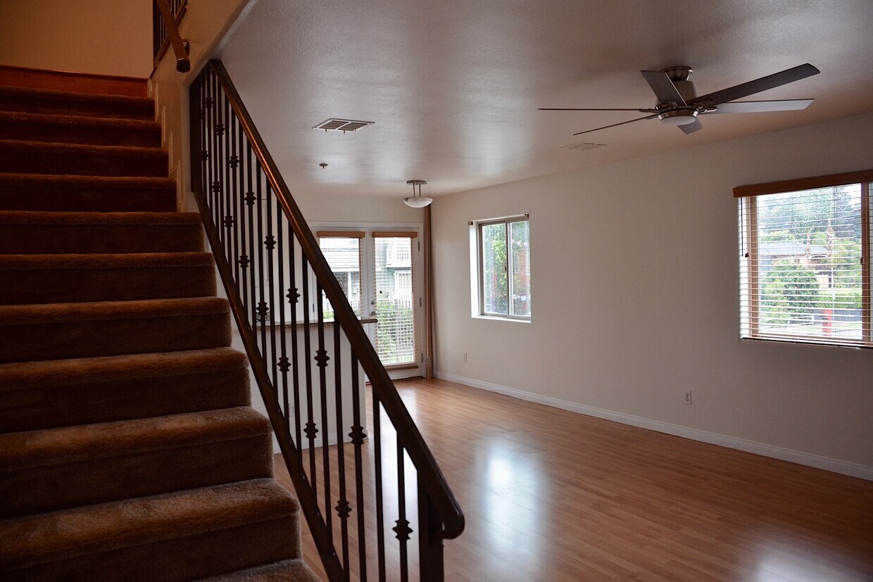 Primary Photo - 2495 Corinth Ave
