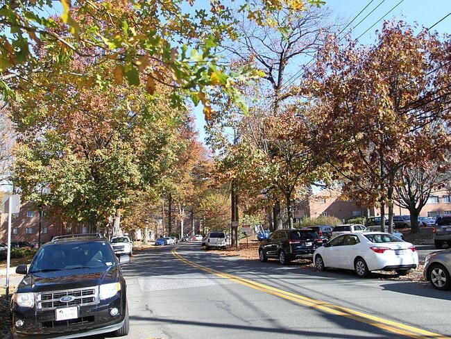 Building Photo - "Charming 2-Bed Retreat in Bethesda with Spacious Living – 842 Sq Ft of Comfort!"