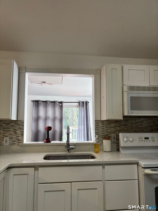 Building Photo - 151 Martone St