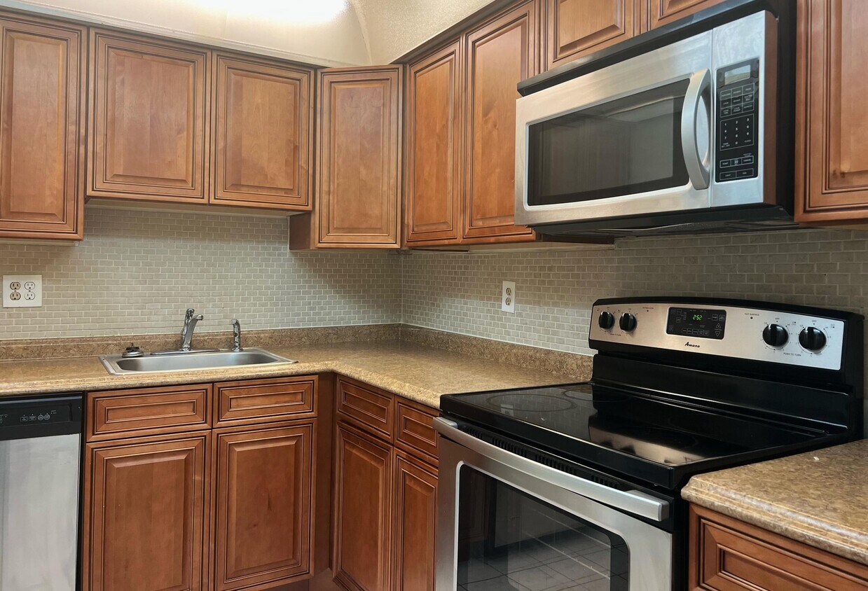 501 SE 8th St Unit 108, Deerfield Beach, FL 33441 Condo for Rent in