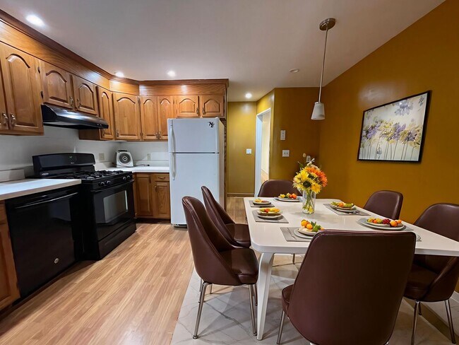 Foto del edificio - South Boston 5 Bed / 3 Bath – W/D in Unit – 9/1