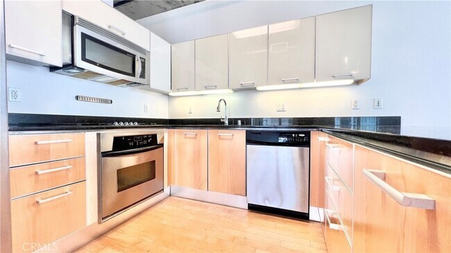 Foto del edificio - 645 W 9th St