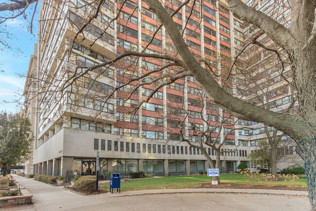 Building Photo - 3410 N Lake Shore Dr
