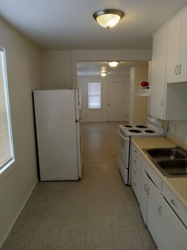 Building Photo - 2 Bedroom, 1 Bathroom Home