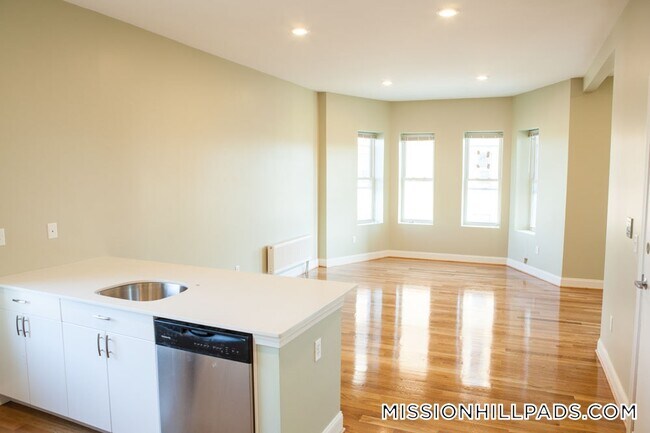 Foto del edificio - 301-305-305 Dudley St