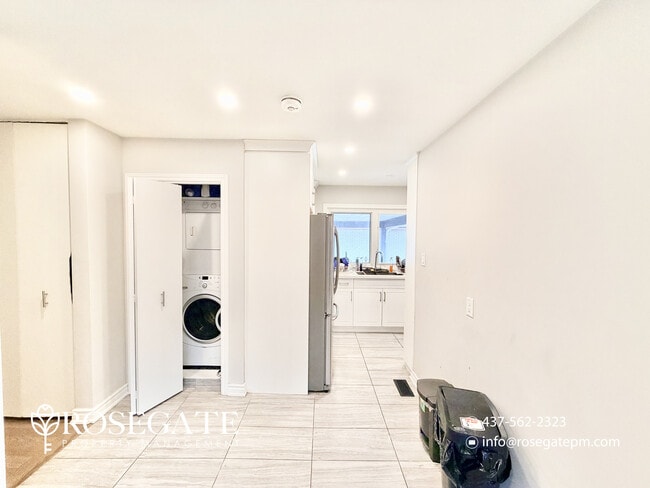 Photo du bâtiment - Charming 3-Bedroom Main-Level Home with Ba...