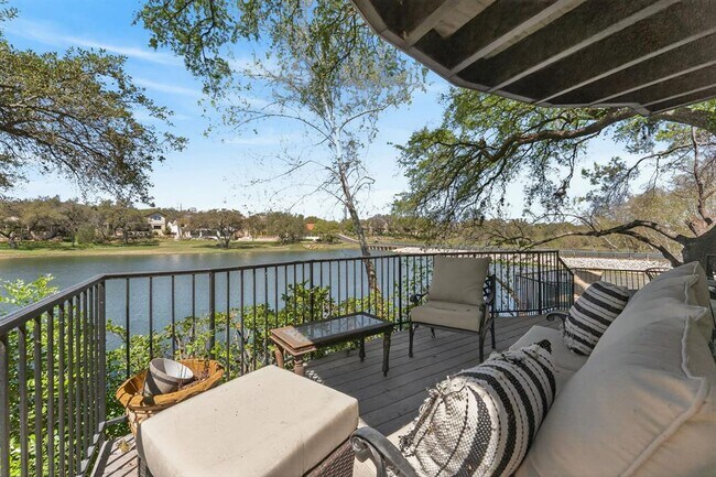 Foto del edificio - 345 The Hills Dr