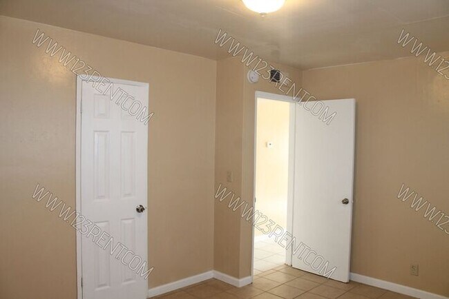 Building Photo - 2BD/1BTH JUST REHABBED HOUSE IN BAKERSFIELD