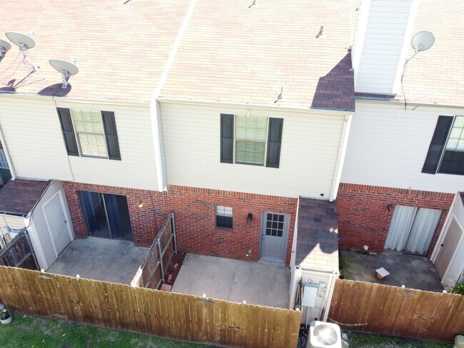 Building Photo - Recently renovated!!!! Community pool