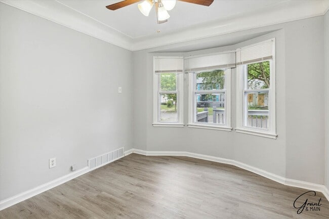 Building Photo - $1,300/month - 3 Bed 1 Bath Single Family ...