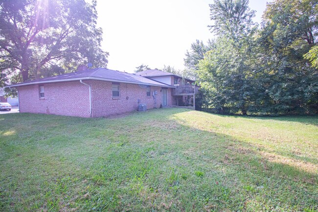 Building Photo - 724 Pear Tree Cir