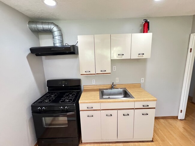 Building Photo - 1 Bedroom Apartment Above Home in Anaheim/...