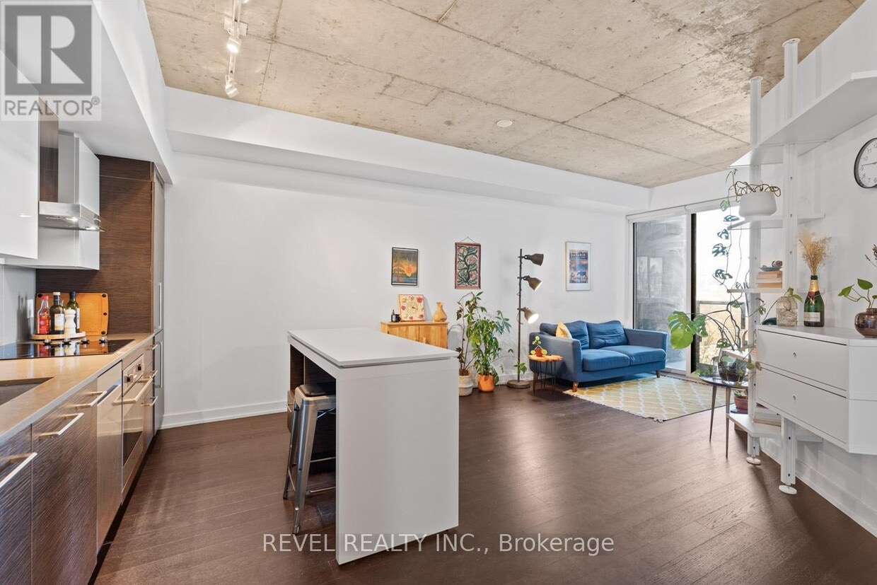 Primary Photo - 1030-1030 King St W