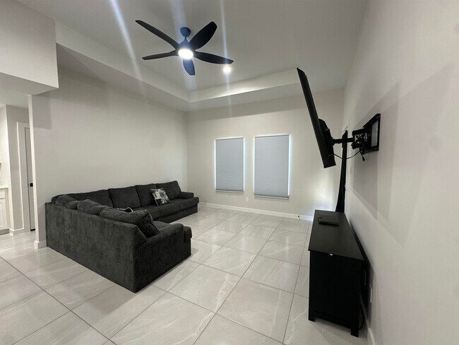 Building Photo - 4018 Ave Fenix Dr