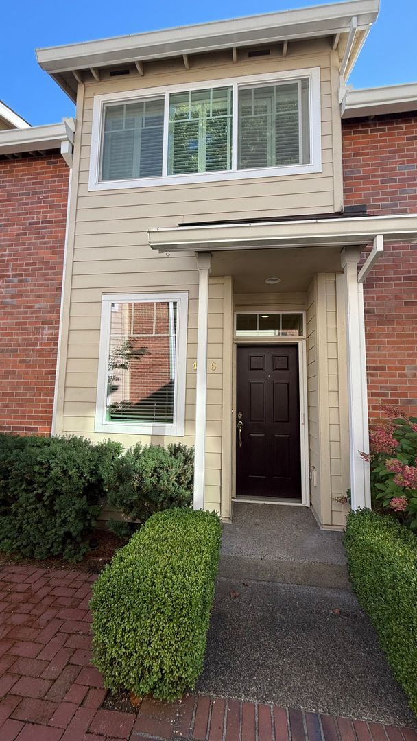 Building Photo - Charming Townhouse in Coveted Downtown Lak...
