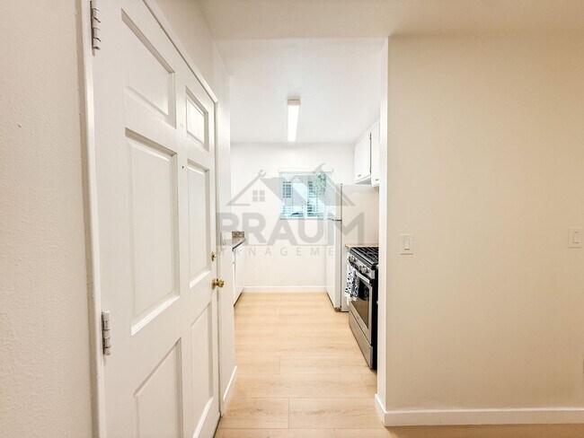 Foto del edificio - 14257 Friar St