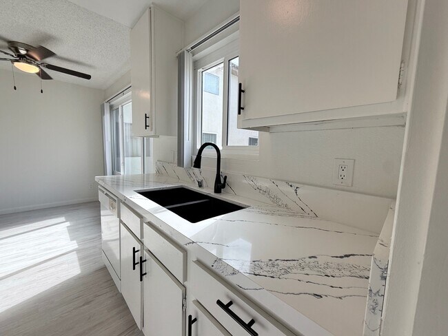 Foto del edificio - Western Serrano Ave Apartments