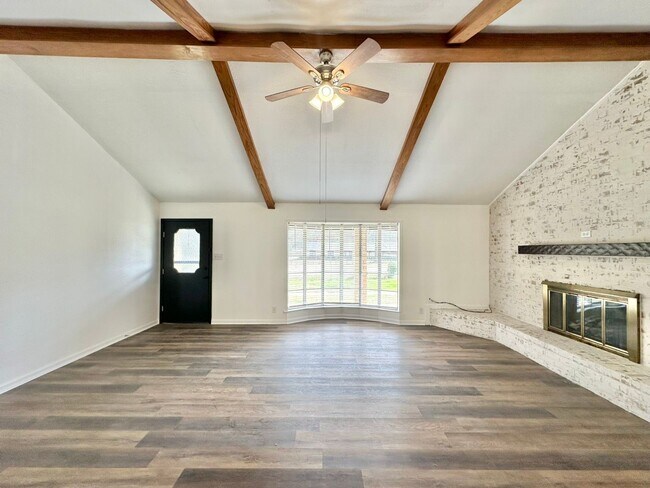 Foto del edificio - Available now! Newly Updated 3/2/2! Large ...