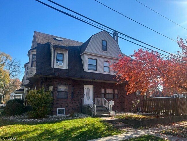 Foto del edificio - 302 E 3rd Ave