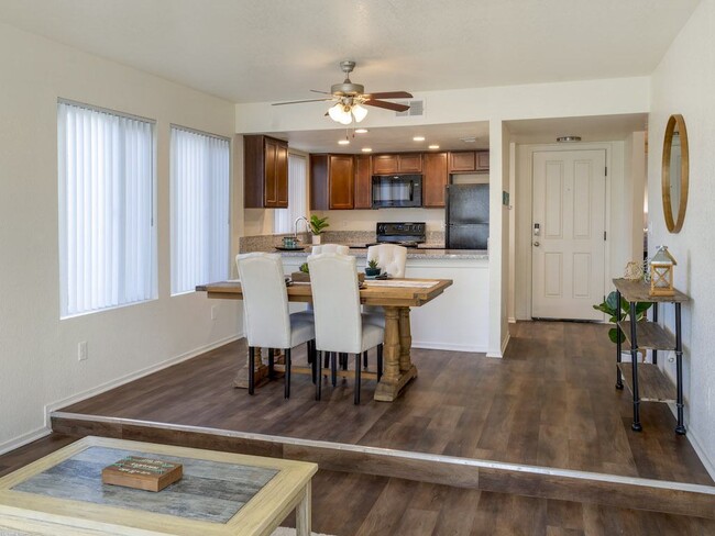 Cocina y comedor - Edgewater Isle Apartments and Townhomes