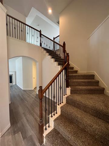 Building Photo - 2000 Meadow Park Dr