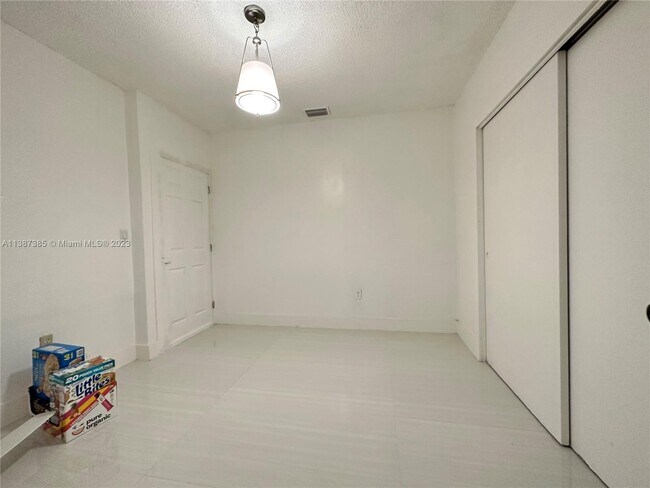 Building Photo - 5545 E 6th Ave