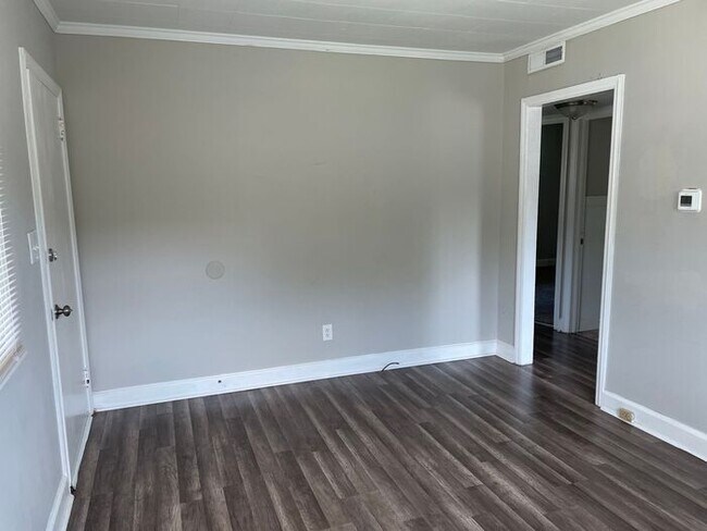 Foto del edificio - Welcome to Queen's Gate Apts. 2 BR / 1 BA