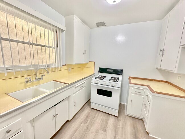 Building Photo - 131 S Mission Dr