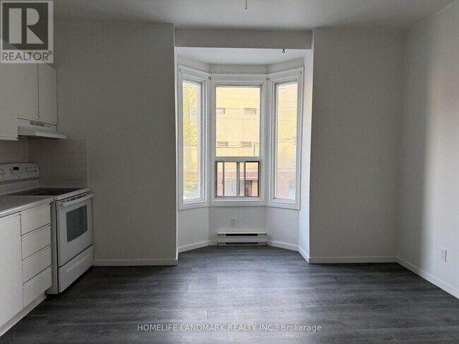 Photo du bâtiment - 968 Bathurst St