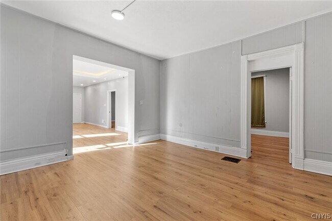 Foto del edificio - 319 Merriman Ave
