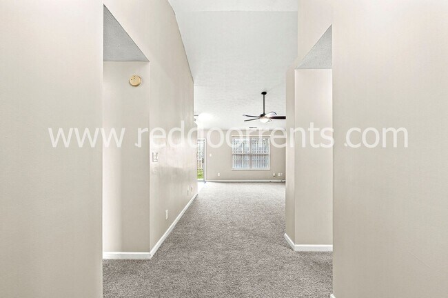 Building Photo - Spacious Home in Charming Brownsburg